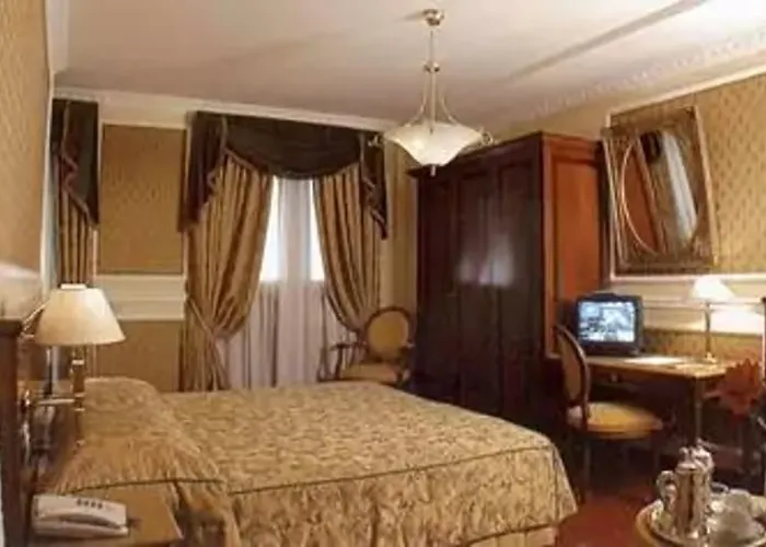 Champagne Garden Hotel 4*